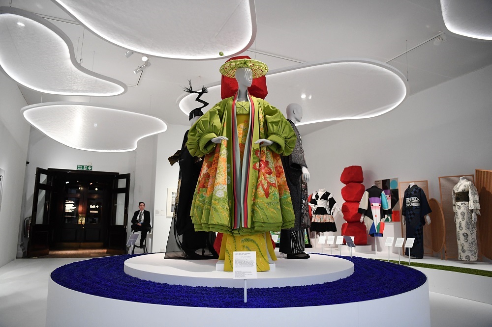 2020年2月26日に、ロンドン中心部のヴィクトリア・アンド・アルバート博物館で開催された「Kimono:Kyoto to Catwalk」展のプレスプレビューで、フランスの最先端ブランドであるクリスチャン・ディオールのデザイナーを務める、イギリス出身のジョン・ガリアーノによる「Chee-shie-san」のアンサンブルが展示されている。（AFP）