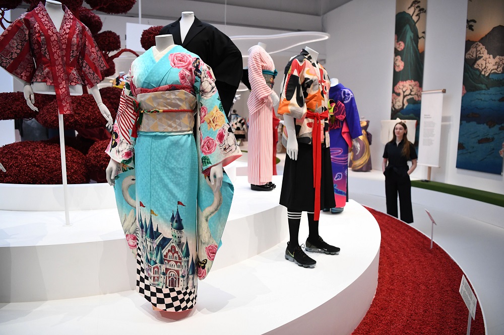 2020年2月26日に、ロンドン中心部のヴィクトリア・アンド・アルバート博物館で開催された「Kimono:Kyoto to Catwalk」展のプレスプレビューで、日本の着物デザイナーの重宗玉緒による着物の「Engagement Ribbon」が展示されている。(AFP)