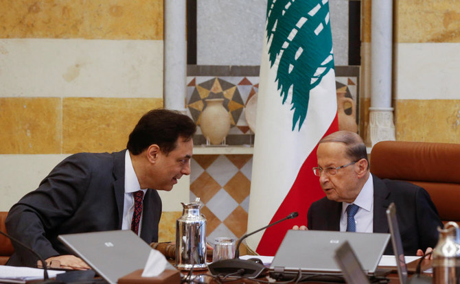 2020年2月6日、レバノンのバブーダにある大統領宮殿で開かれた閣議で、レバノンのハッサン・ディアブ首相はミシェル・アウン大統領と会談する。（ロイター）
