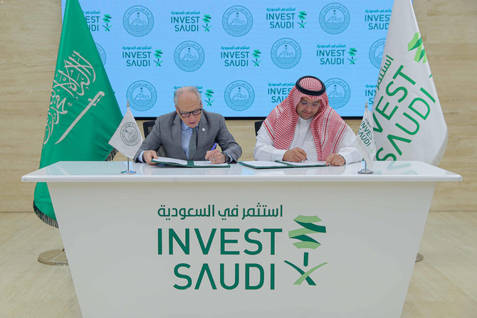 20日、覚え書きに署名するサウジアラビア総合投資庁のイブラヒム・アル・オマール総裁とディルイーヤ門開発局のジェリー・インゼリロCEO（SPA）