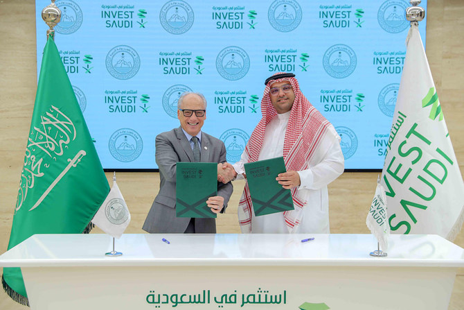 20日、覚え書きに署名中のサウジアラビア総合投資庁のイブラヒム・アル・オマール総裁とディルイーヤ門開発局のジェリー・インゼリロCEO（SPA）