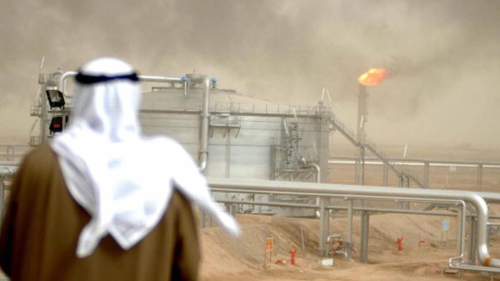 クウェート市の北100km地点にあるAl-Rawdatain 油田のクウェート石油公社（KOC）従業員(AFP)