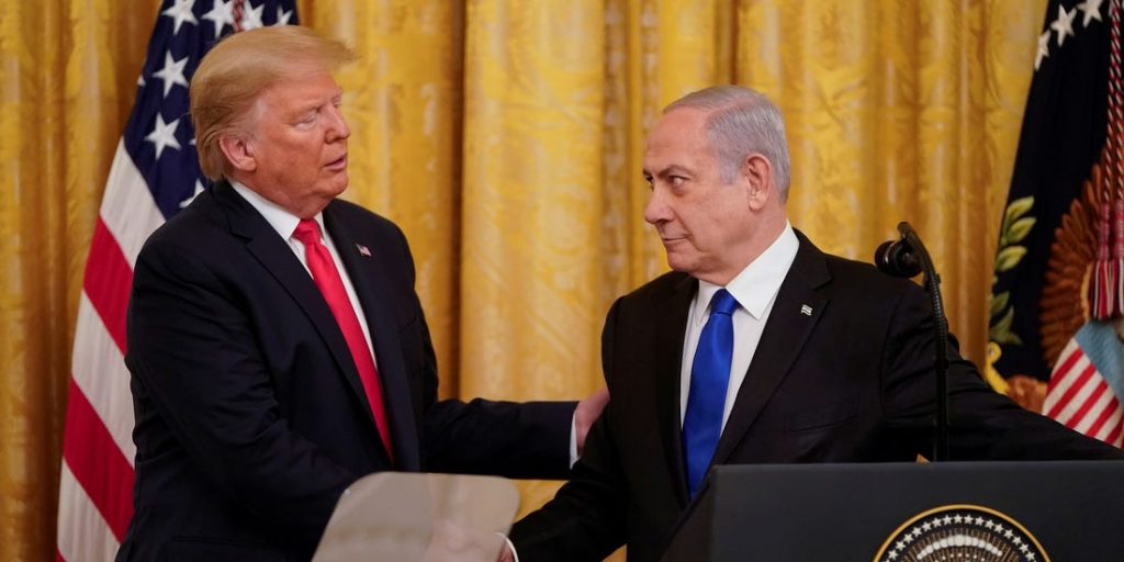 ドナルド・トランプ大統領とベンヤミン・ネタニヤフ氏は新たな中東平和計画の提案をワシントンのホワイトハウスの東の間で発表した。