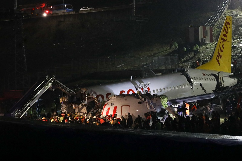 2020年2月5日に撮影された画像。ペガサス航空が運航するボーイング737がイスタンブールのサビハ・ギョクチェン空港の滑走路でスリップを起こした。（AFP）
