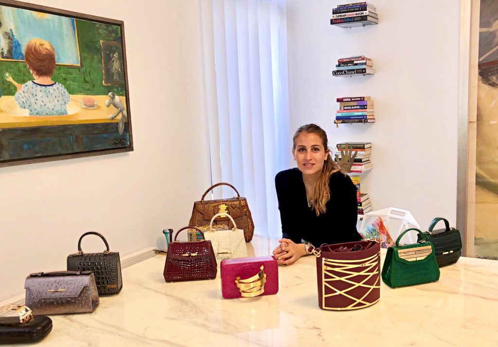 ドバイの個人オフィスで自身のハンドバッグを見せる、Rula Galayiniを支える創造力であるデザイナーのRoula Ghalayini。（AN photo）
