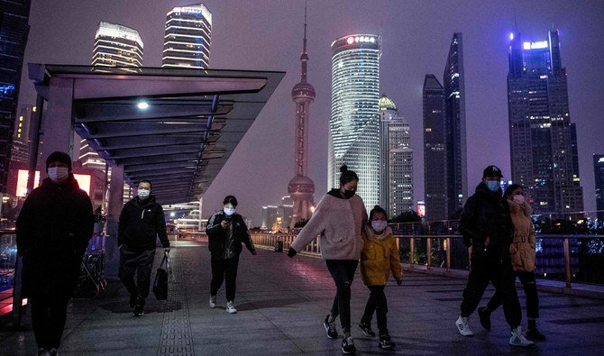 保護マスクを着用して上海浦東の金融街・陸家嘴の陸橋を歩く人々。2020年2月8日。中国の市場で発生した新型コロナウイルスでは700人以上の死者が出ており、世界に拡散している。（AFP）