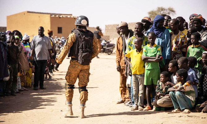 ブルキナファソ北東部でテロから逃げる避難民を兵士が護衛している。(Getty Images/AFPファイル写真)