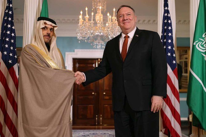 アメリカのポンペオ国務長官がワシントンの国務省で、サウジアラビア外相のファイサル・ビン・ファルハン王子と会談。(AFP通信)