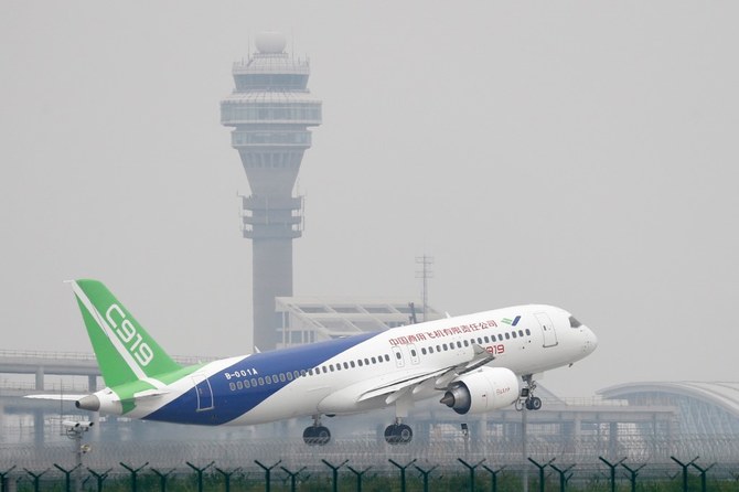 上は、上海の浦東国際空港から飛び立つ旅客機。コロナウイルス感染拡大後、20ヵ国以上が中国本土への渡航を禁止した。（AFP通信）