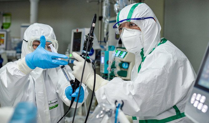 中国中部の湖北省武漢市の病院でCOVID19（コロナウイルス）に感染した患者を治療する医師。（AFP通信）