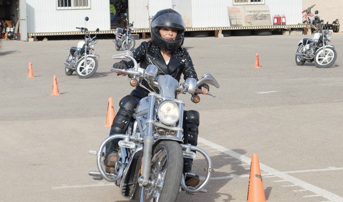 同学院は、男性だけでなく、バイクに情熱を持つ女性にもバイクの運転講習を提供するサウジアラビア初の学校だ（写真/提供）
