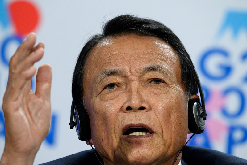 麻生太郎財務大臣は金曜日に法改正(中間株主総会の前の5月に発効と想定される)の狙いは日本への直接の投資を促進し、安全保障に関する懸念に対応することにあると語った。 (AFP/file)