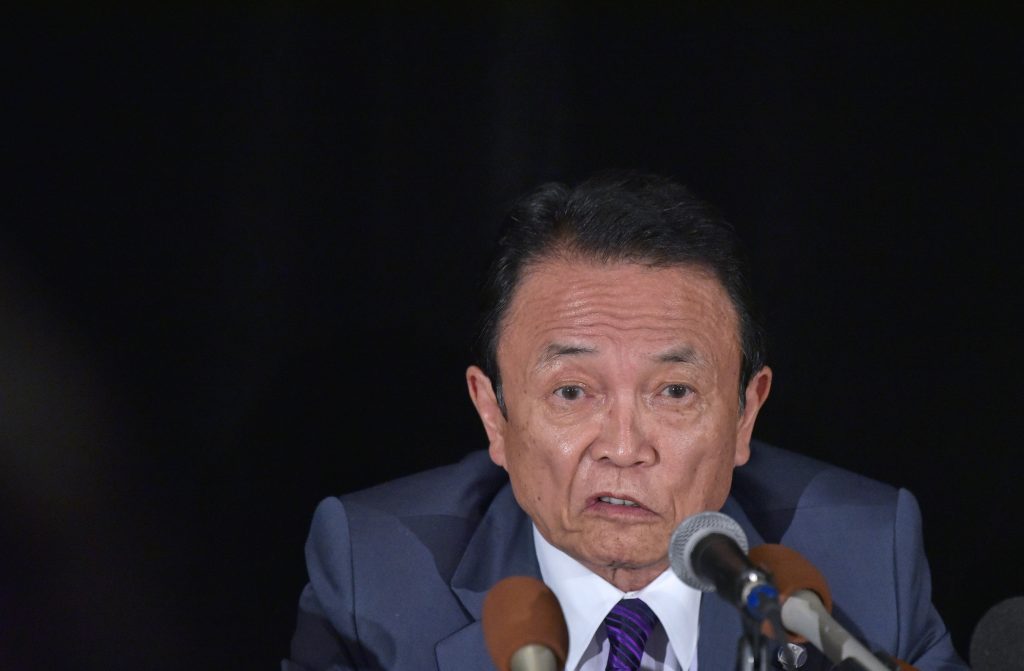 日本の麻生太郎財務大臣が2017年4月21日にワシントンDCでの記者会見中に語っている様子。（AFP）