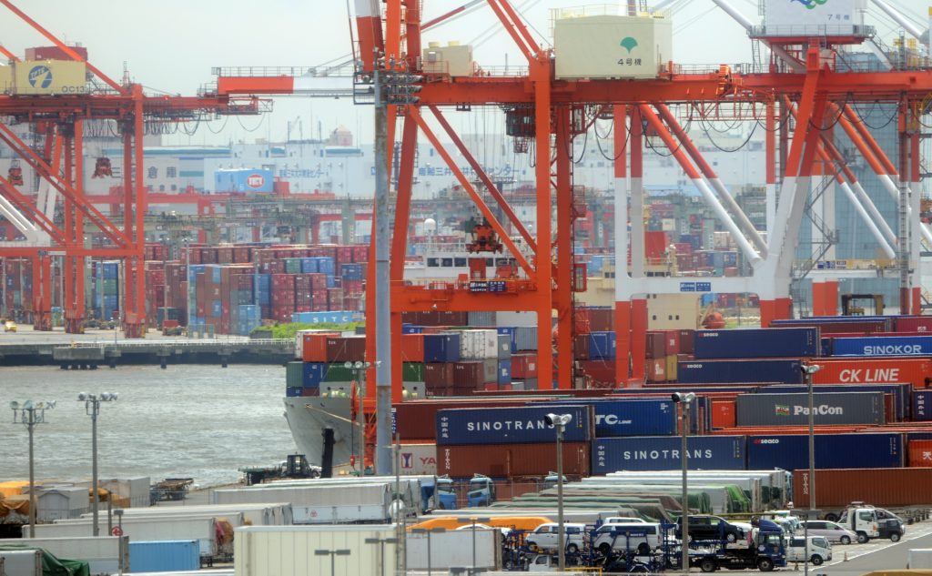 2012年6月20日、東京港のヤードに積み上げられたコンテナ（AFP）