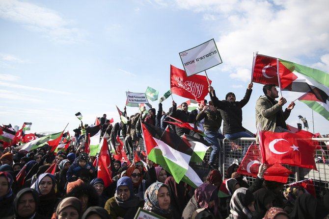 パレスチナに賛同するトルコ人デモ隊が数万人規模で、トランプ大統領が提案したパレスチナ和平案に反対する抗議集会に参加している。2020年2月9日、イスタンブールで。（写真＝AP/Emrah Gurel）