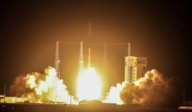セムナーン州にあるホメイニ宇宙センターから打ち上げられたイランの「フェニックス」ロケットは、通信衛星ザファー1を軌道に乗せることに失敗した。（イラン防衛省、AP通信経由）