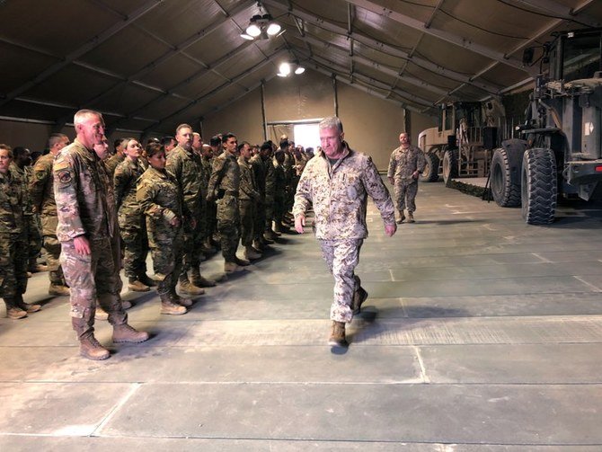 中東軍最高司令官Frank McKenzie海軍大将は先月、プリンス・スルタン空軍基地を訪れている。（AP通信）