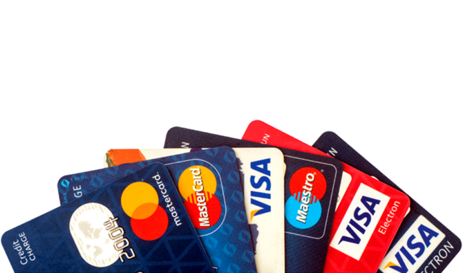 VisaとMasterCardの山積みのようなクレジットカードのクローズアップ写真(シャッターストック)