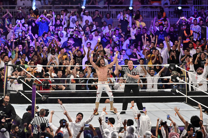  サウジアラビア人レスラーのマンスールはリヤドのキング・ファハド国際スタジアムにおける WWE の伝説であるセザーロとの戦いでその名を轟かせた。（AN Photo）