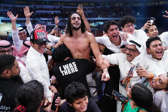  サウジアラビア人レスラーのマンスールはリヤドのキング・ファハド国際スタジアムにおける WWE の伝説であるセザーロとの戦いでその名を轟かせた。（AN Photo）
