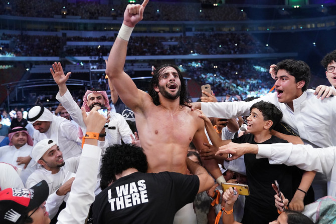  サウジアラビア人レスラーのマンスールはリヤドのキング・ファハド国際スタジアムにおける WWE の伝説であるセザーロとの戦いでその名を轟かせた。（AN Photo）