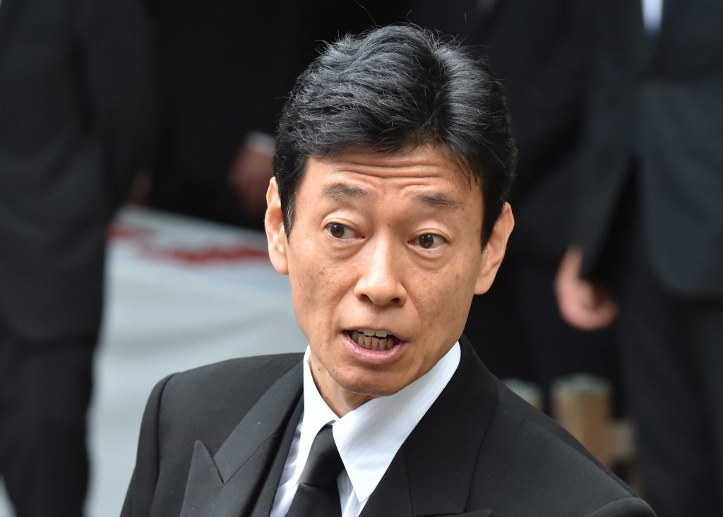 「経済は緩やかに回復し続けるはずだった」と西村康俊経済財政政策相は記者会見で述べた。(AFP)