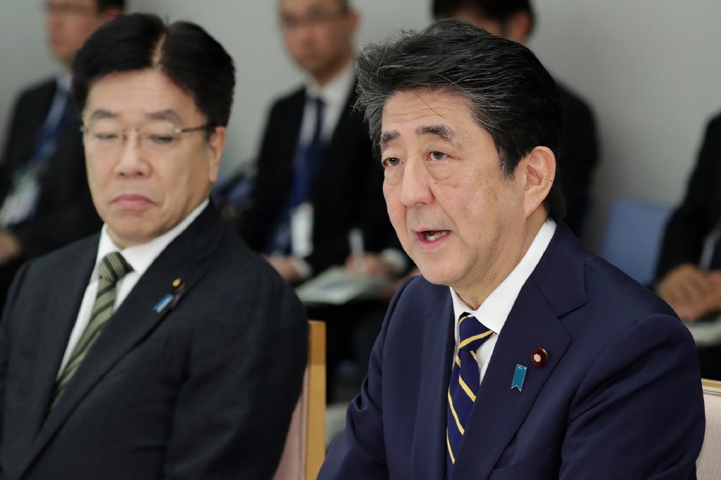 新型コロナウイルス感染症対策本部で発言する安倍晋三首相（右）。左は加藤勝信厚生労働相＝２６日午後、首相官邸。