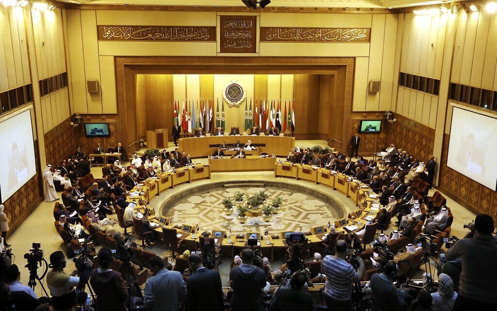 昨年、エジプトのカイロにあるアラブ連盟本部で、アラブ連盟外相の臨時会合が開催され、パレスチナ領土の状況について議論が交わされた。 （AP写真）（写真 AP通信）