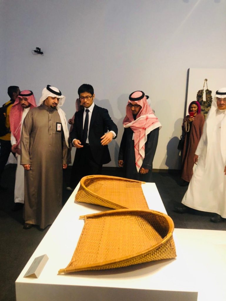 リヤドのサウジ国立博物館で開催されている展覧会「日本の東北地方の美しい手工芸品」の開会式。（提供写真）