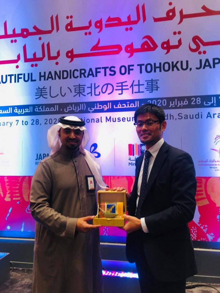 リヤドのサウジ国立博物館で開催されている展覧会「日本の東北地方の美しい手工芸品」の開会式。(提供写真)