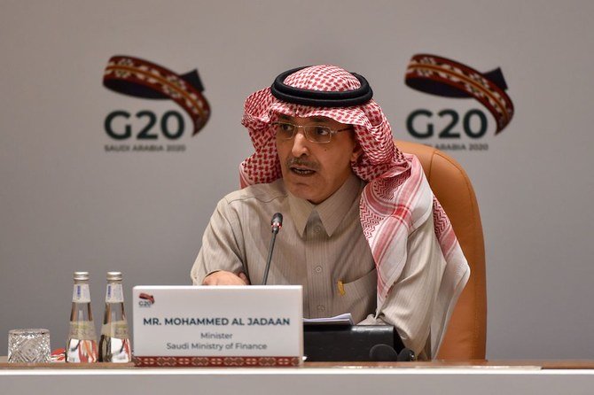 サウジ財務相ムハンマド・アル＝ジャドアーン氏はサウジアラビア中央銀行総裁アフマド・アル＝ホリファイ氏とともに、2020年2月23日、サウジアラビア、リヤドでの記者会見で発表。（AFP）