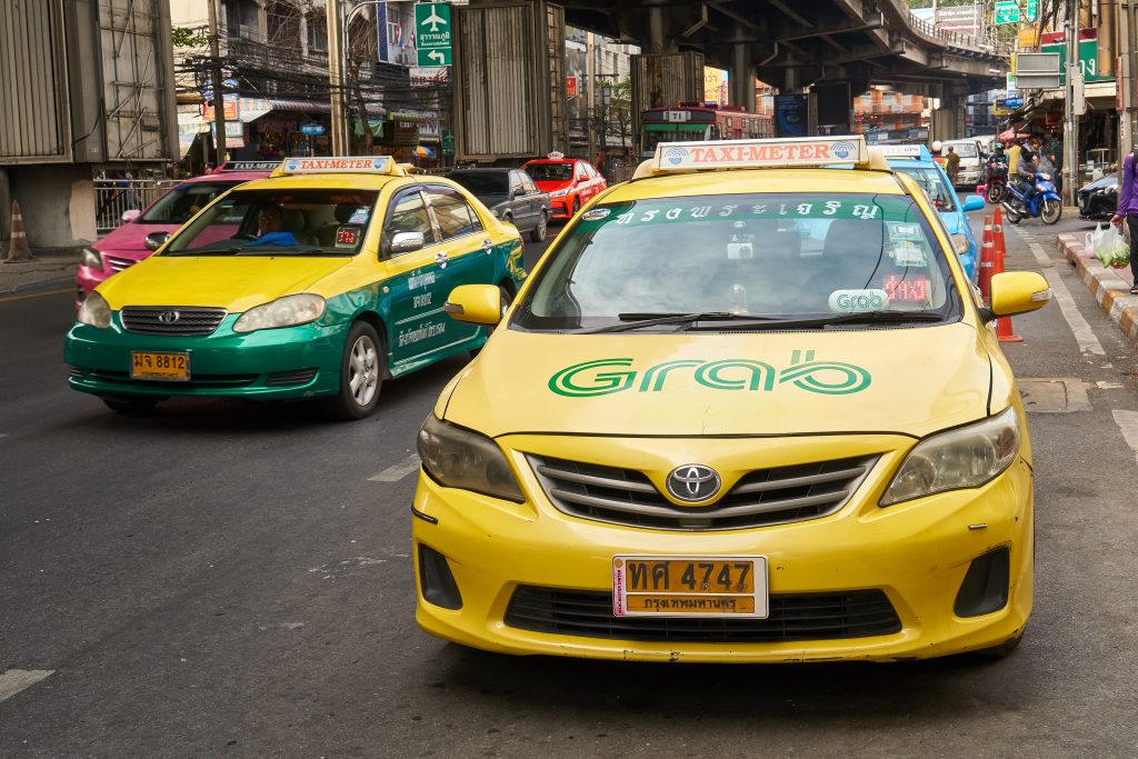グラブの社名付きのタクシー　タイ、バンコクの路上にて（シャッターストック）