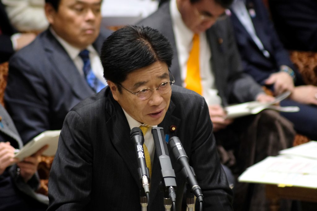 2020年1月30日の予算委員会で演説する加藤勝信厚労相。(AFP)