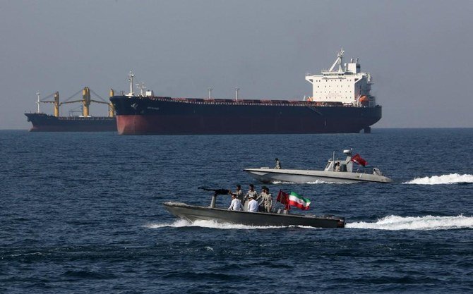 ホルムズ海峡の一部はオマーン領海内であるため、イランが一方的に合法に閉鎖することはできない。（AFP）