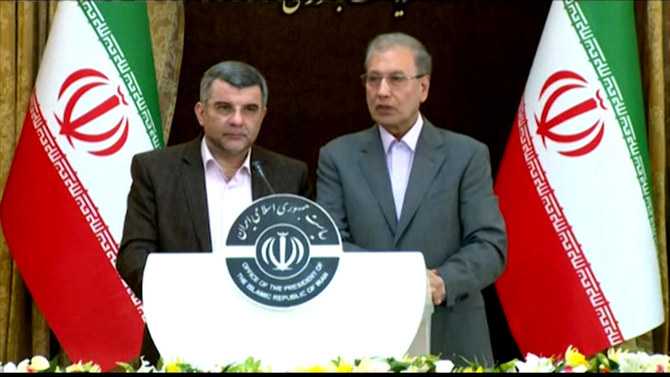 2020年2月24日に国営のイランプレス通信社から取得した映像の画像は、イラン政府のアリ・ラビエイ報道官（右）とイラジ・ハリルチ保健副大臣がテヘランでの記者会見で話す様子を捉えている。（AFP/HO/Iran Press）