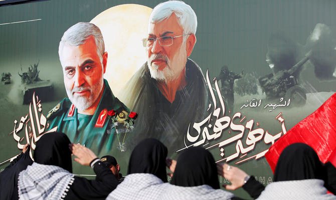 イランのコッズ部隊最高司令官ガーセム・ソレイマーニー氏とイラク民兵司令官アブー・マハディ・アルムハンディス氏が、米国による空爆で殺害されたイラク、バグダード空港の現場に集まるイラク人女性たち。(ロイター/ウィスム・アル・オキリ)