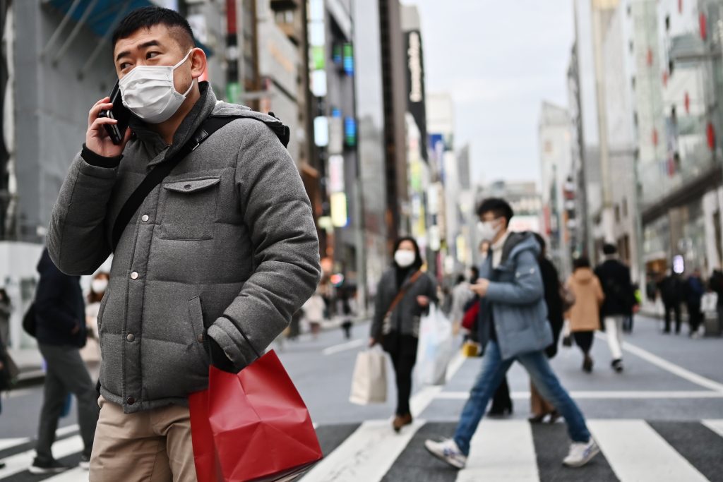 2020年1月15日、東京・銀座の通りを歩く歩行者（AFP）