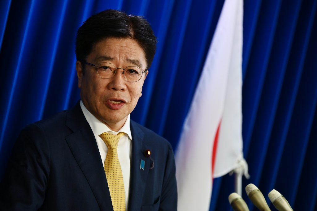 日本の加藤勝信厚生労働大臣が、2020年2月25日東京の同省での記者会見で、新型コロナウイルスについて語っている。（AFP通信）