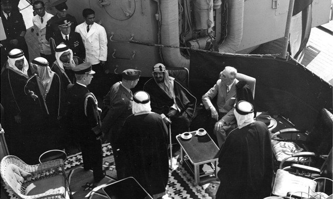 サウジアラビアの建国者、アブドルアジーズ国王がアメリカ海軍の重巡洋艦クインシーに到着した時の様子(フランクリン・D・ルーズベルト大統領図書館・博物館)