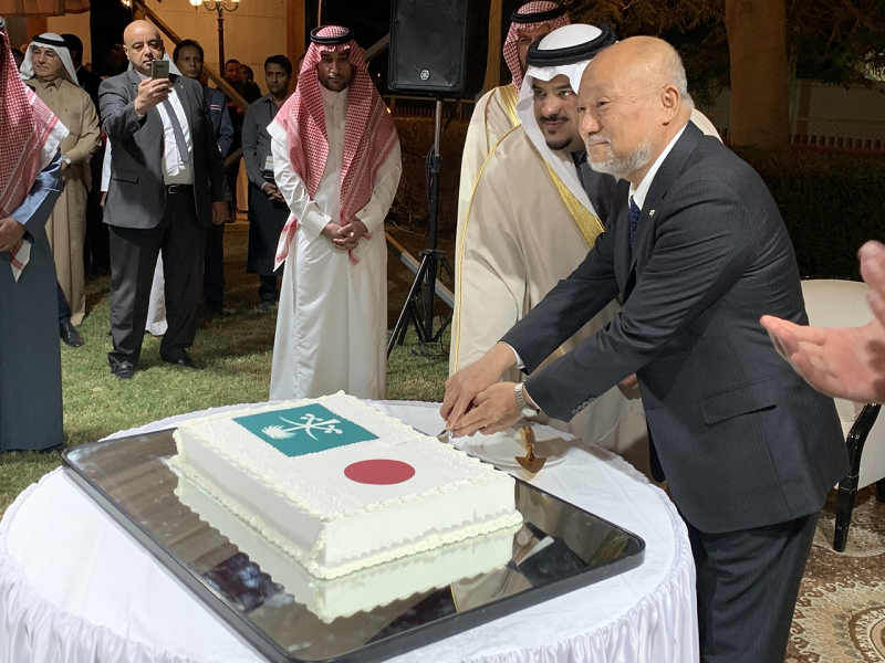 上村司在サウジアラビア日本大使、リヤド副知事のモハメッド・ビン・アブドゥルラーマン・ビン・アブドゥル・アジズ皇太子のケーキカット。（AN写真）