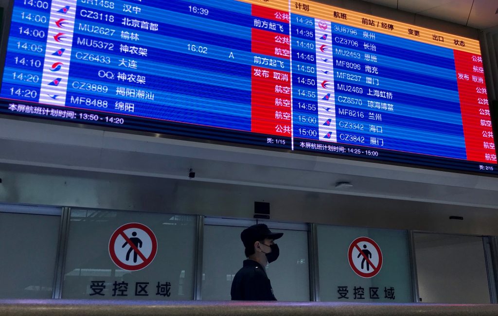 日本と中国本土の間の定期旅客便数が、感染発覚前と比べ約6割減っていると明らかにした。(AFP)