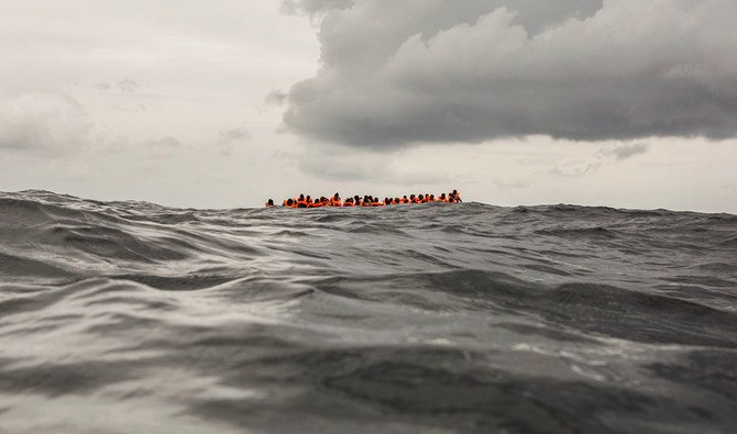 2018年2月18日（日）に撮影された写真では、リビアの都市フムスから北に60マイル離れたところで、リビアからヨーロッパへと向かう難民や移民たちが、定員を超えた数の人を乗せたゴムボートで、スペインのNGO団体、Proactiva Open Armsによる救助を待っている様子が写されている。（AP）