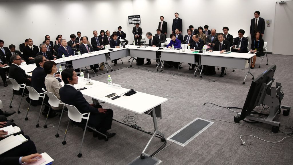 2016年12月21日、会合に臨む大会組織委員会の森喜朗会長(右から2人目)
