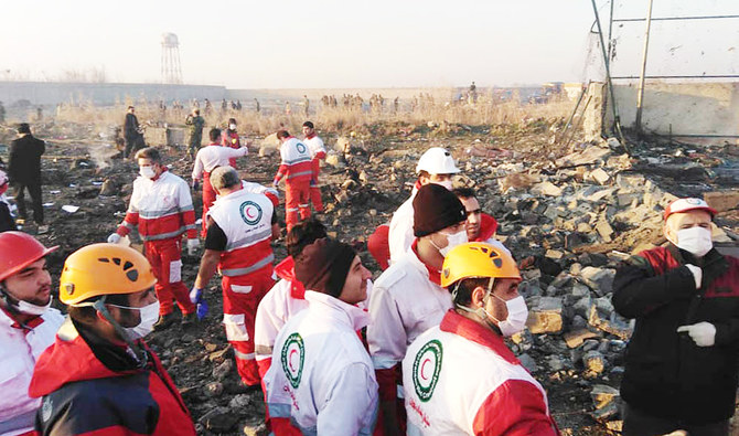 イラン赤新月社が2020年1月8日に配布した写真には、176名を乗せていたウクライナ機がイランの首都テヘランのエマーム・ホメイニー空港付近に墜落した現場で活動する救助隊が写っている。（AFP）