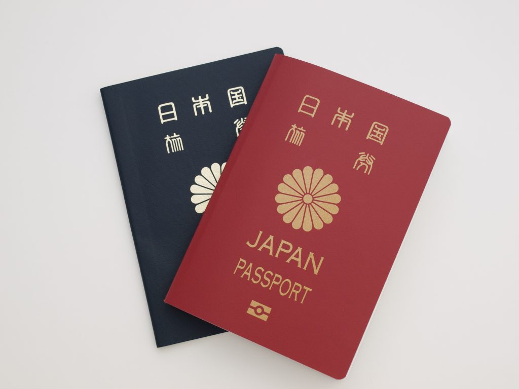 火曜日以降にパスポートを申請した日本国民は、新しいデザインのパスポートを受け取ることになる。(Shutterstock)