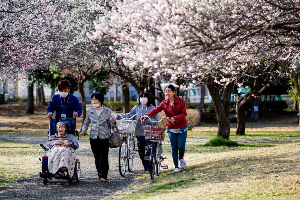 政府は合同会議に、国家公務員の定年を60歳から65歳に段階的に引き上げる法案も提示。(Shutterstock)