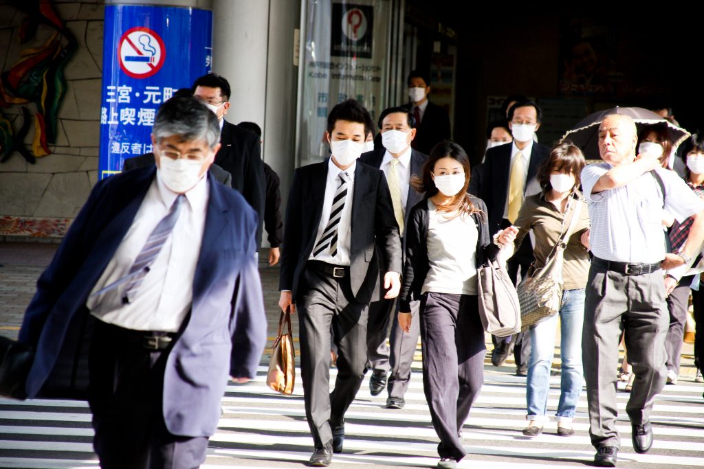 マスクをする街の人々。神戸。（Shutterstock）