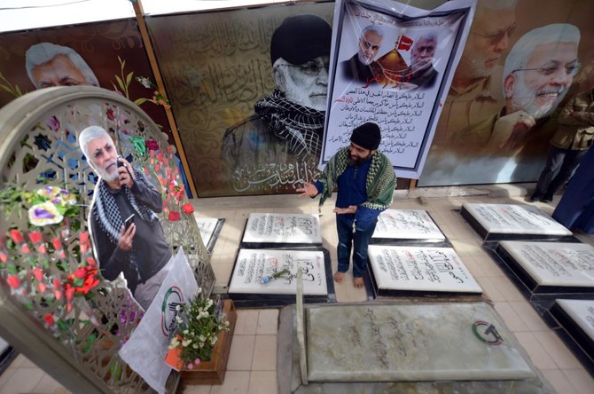 イラクの民兵組織指導者アブー・マフディー・アル＝ムハンディス氏の墓所は聖廟に準じる扱いとなっている。（AFP）