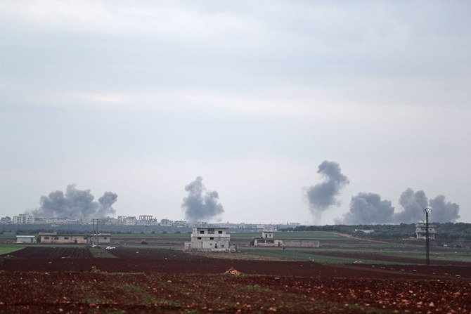 2020年2月21日、シリア北西部のサルミンの町から撮影された写真は、シリアの空爆報告を受けて、イドリブ市の南東約6キロメートルにあるカミナス村で煙が渦巻いていることを写している。 （AFP / Omar Haj Kadour）