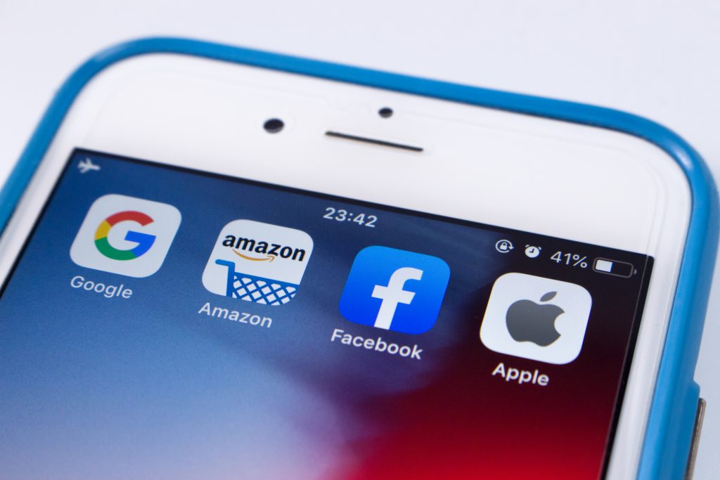 Google、Amazon、Facebook、Appleのアプリのアイコンがスクリーンに表示されている。(Shutterstock)